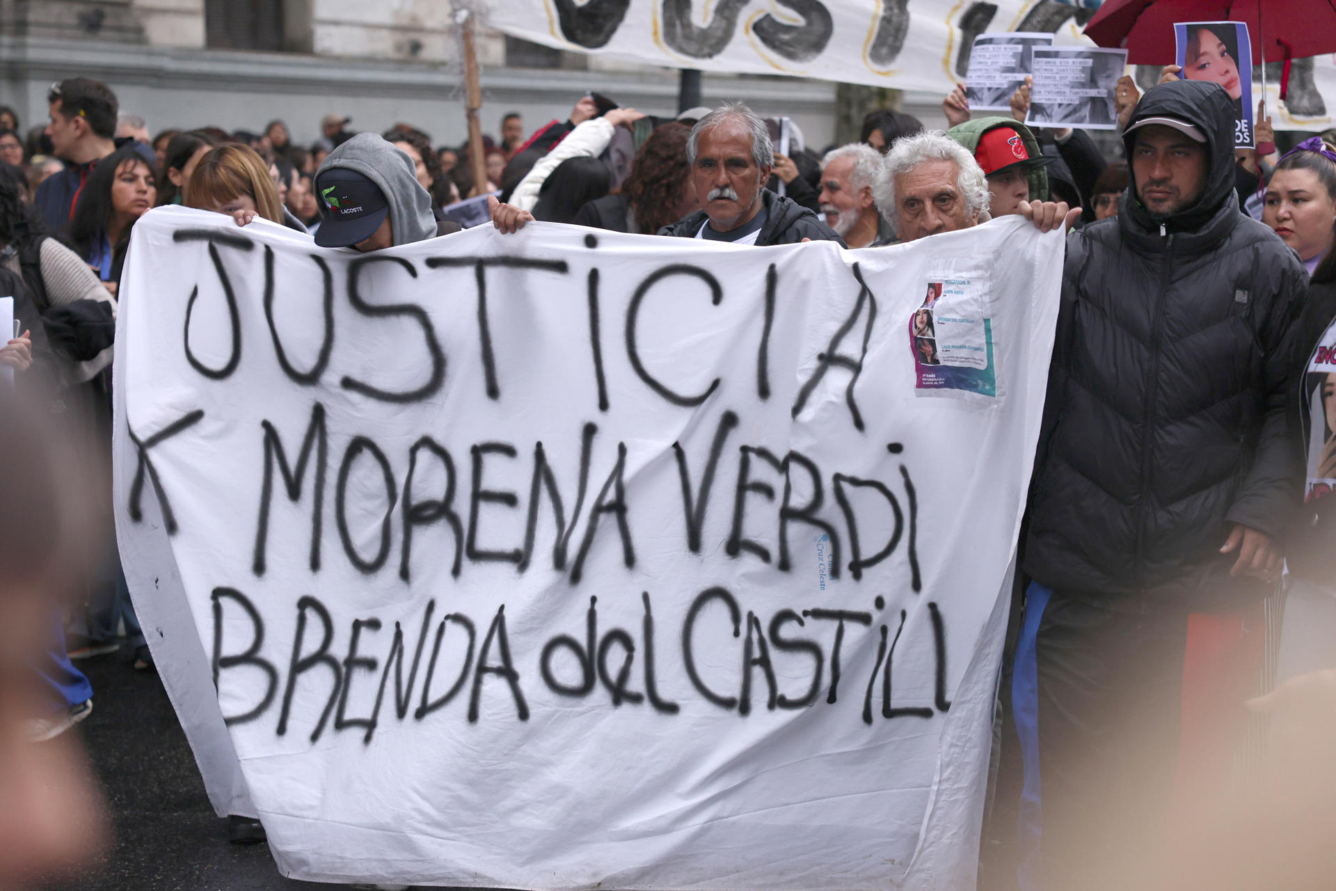 Foto de archivo de personas participan en una manifestación por el feminicidio de Brenda Loreley Del Castillo, Morena Verdi y Lara Morena Gutiérrez, en Buenos Aires (Argentina). EFE/ Adan González