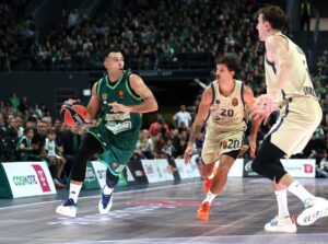 Kostas Sloukas (i), del Panathinaikos, frente a Nico Laprovittola (2d), del Barcelona, durante el partido de Euroliga disputado este viernes en Atenas. EFE/ PETE ANDREOU