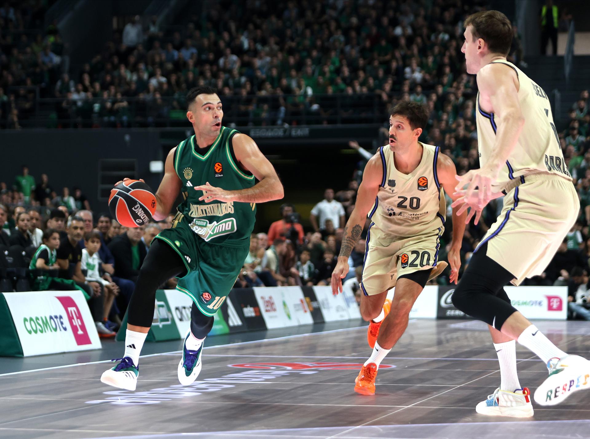 Kostas Sloukas (i), del Panathinaikos, frente a Nico Laprovittola (2d), del Barcelona, durante el partido de Euroliga disputado este viernes en Atenas. EFE/ PETE ANDREOU