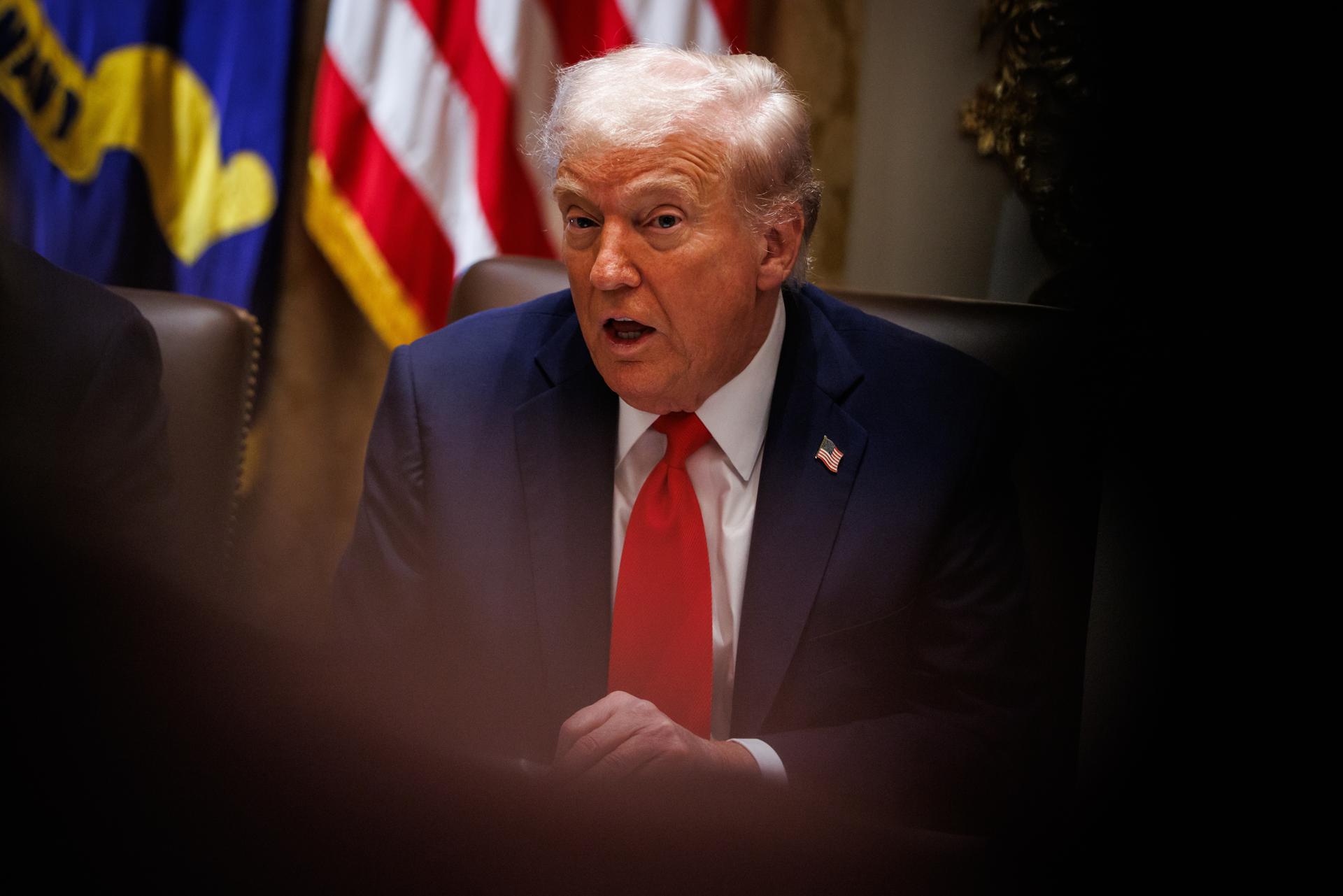 El presidente de EE. UU., Donald Trump, habla durante una reunión del gabinete en la Casa Blanca, en Washington, DC, el 9 de octubre de 2025. EFE//SAMUEL CORUM /