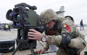 Foto archivo. Un oficial militar rumano opera el sistema de misiles antitanque guiados Spike-LR CCD/IIR, EFE/EPA/ROBERT GHEMENT