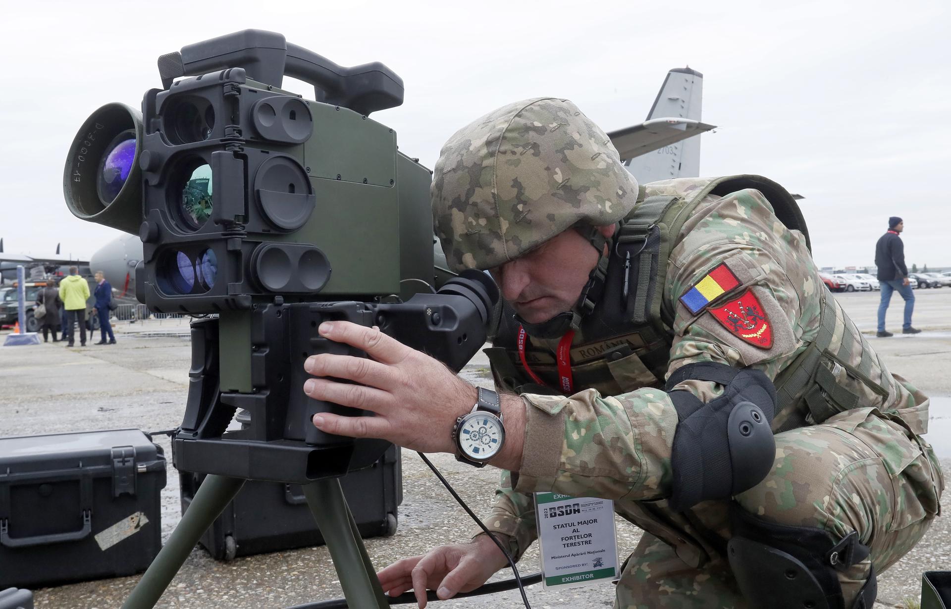 Foto archivo. Un oficial militar rumano opera el sistema de misiles antitanque guiados Spike-LR CCD/IIR, EFE/EPA/ROBERT GHEMENT