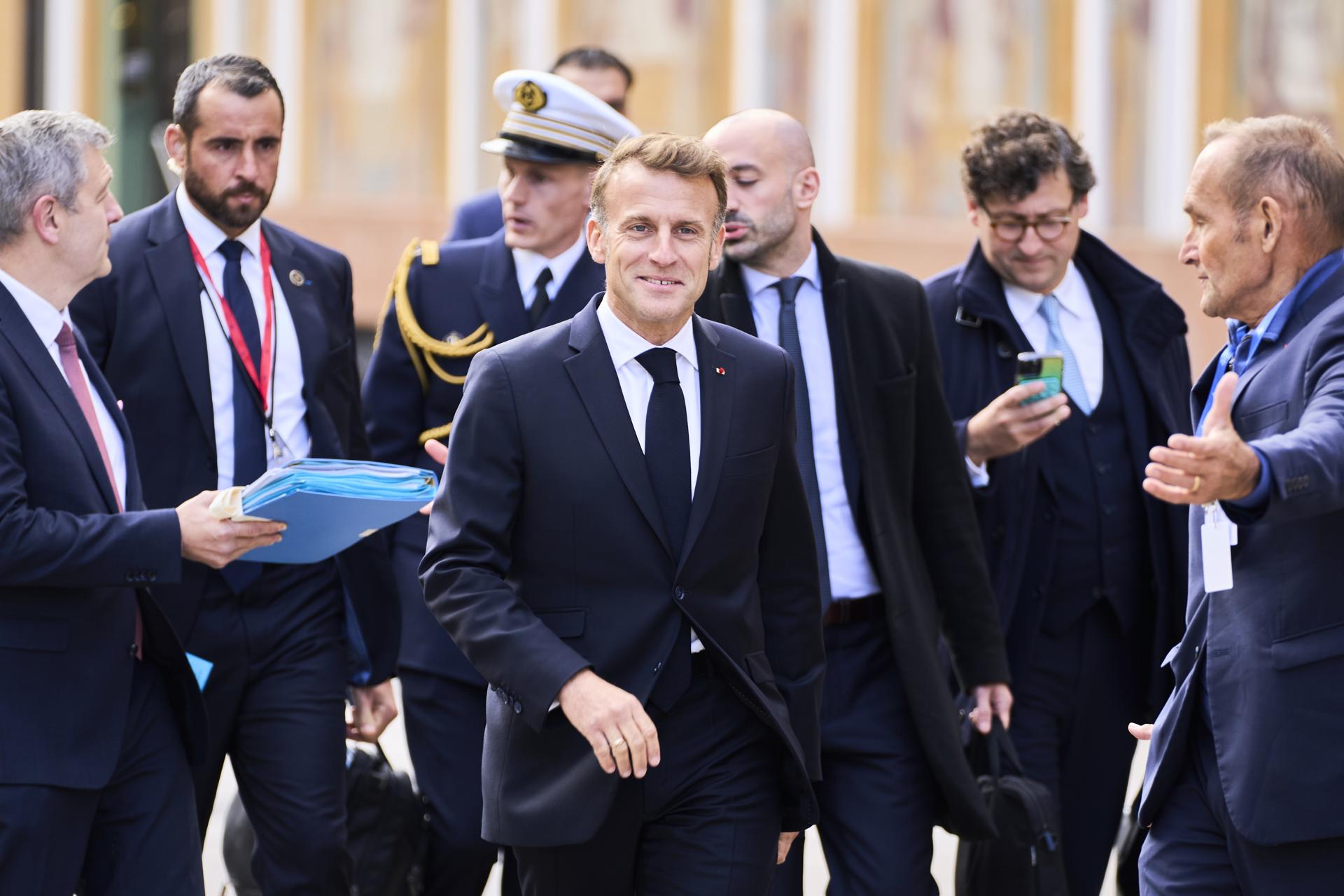 El presidente de Francia, Emmanuel Macron (C), llega al Castillo de Christiansborg en Copenhague, Dinamarca, el 01 de octubre de 2025, para una reunión informal de los jefes de estado y gobierno de la UE. (Dinamarca, Francia, Copenhague) EFE/EPA/THOMAS TRAASDAHL DENMARK OUT