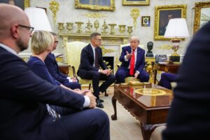 Los presidentes de los Estados Unidos, Donald Trump (D), y Finlandia, Alexander Stubb, durante su encuentro esta tarde en deDapacho Oval de la Casa Blanca. EFE/EPA/SAMUEL CORUM / POOL