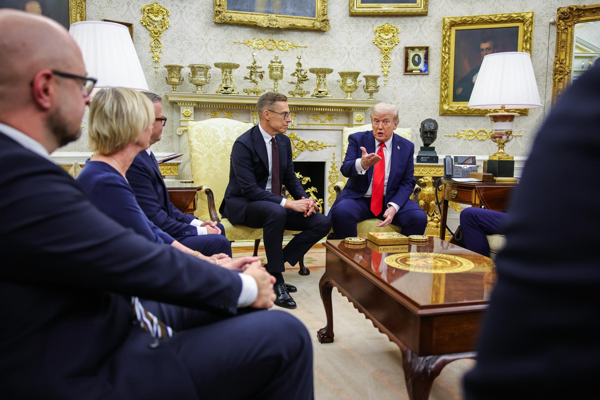 Los presidentes de los Estados Unidos, Donald Trump (D), y Finlandia, Alexander Stubb, durante su encuentro esta tarde en deDapacho Oval de la Casa Blanca. EFE/EPA/SAMUEL CORUM / POOL