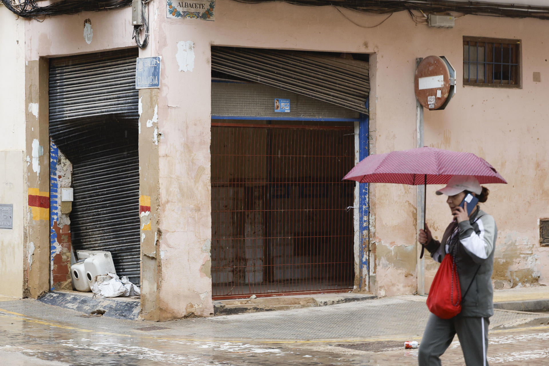 Local aún destrozado por la dana de hace un año, este jueves en Catarroja (Valencia). El Centro de Coordinación de Emergencias de la Generalitat ha emitido un aviso especial ante la llegada de la dana Alice, con lluvias intensas y tormentas, que podrían dar lugar a inundaciones locales repentinas en zonas bajas, arroyos y ramblas, y que ha obligado a suspender los actos del Día de la Comunitat Valenciana. EFE/ Kai Forsterling