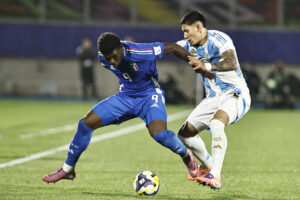 Tobías Ramírez (d) de Argentina disputa el balón con Ismael Konate de Italia en un partido del grupo D de la Copa Mundial Sub-20. EFE/ Osvaldo Villarroel