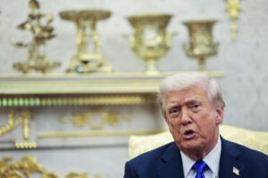 El presidente de Estados Unidos, Donald Trump, habla junto al primer ministro canadiense, Mark Carney (no en la foto), en la Oficina Oval de la Casa Blanca en Washington, DC, EE. UU., el 7 de octubre de 2025. EFE/SHAWN THEW