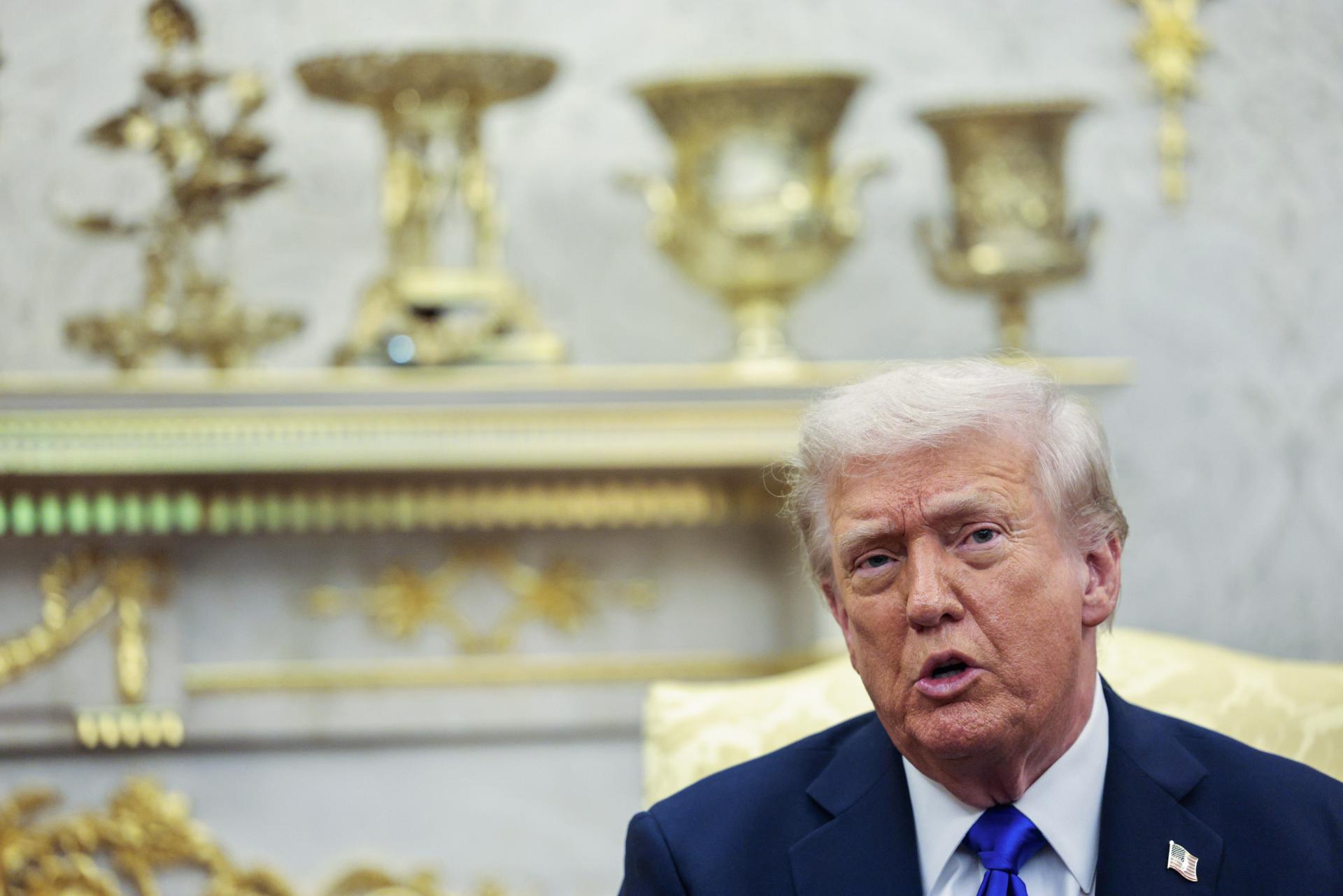 El presidente de Estados Unidos, Donald Trump, habla junto al primer ministro canadiense, Mark Carney (no en la foto), en la Oficina Oval de la Casa Blanca en Washington, DC, EE. UU., el 7 de octubre de 2025. EFE/SHAWN THEW