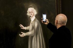 Un hombre toma una foto con su teléfono de la pintura 'El titiritero psicoanalítico perdiendo la cabeza' expuesta en la exposición 'George Condo' del artista estadounidense George Condo durante una visita de prensa en el Museo de Arte Moderno en París, Francia, 09 de octubre de 2025. La exposición se lleva a cabo del 10 de octubre hasta el 08 de febrero de 2026. (Francia) EFE/EPA/Teresa Suarez