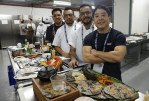 El cocinero Mitduharu 'Micha' Tsumura (d), posa junto al equipo de su restaurante Maido de Perú, elegido este año el mejor del mundo, este martes protagoniza la segunda jornada de San Sebastián Gastronomika, el decano de los congresos de gastronomía de España, que celebra también sus concursos de ensaladilla rusa y sopa de pescado. EFE/Juan Herrero.