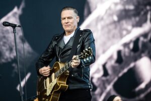 Fotografía de archivo de una presentación del cantante y compositor canadiense Bryan Adams, en Odense (Dinamarca). EFE/Helle Arensbak
