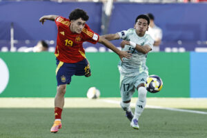 Jan Virgili (i) de España disputa el balón con Diego Sánchez de México en un partido de la Copa Mundial Sub-20 . EFE/ Osvaldo Villarroel