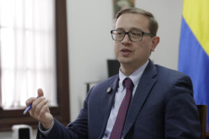 Fotografía del 2 de octubre de 2025, del director de Mecanismos de Concertación e Integración Regionales de la Cancillería, Francisco Gutiérrez Plata, hablando durante una entrevista con EFE en Bogotá (Colombia). EFE/ Carlos Ortega