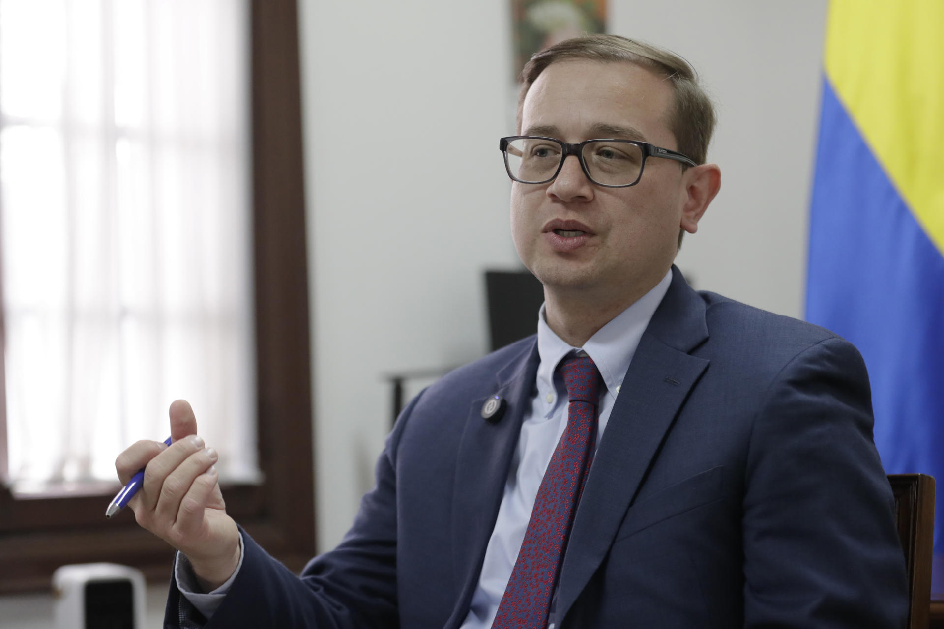 Fotografía del 2 de octubre de 2025, del director de Mecanismos de Concertación e Integración Regionales de la Cancillería, Francisco Gutiérrez Plata, hablando durante una entrevista con EFE en Bogotá (Colombia). EFE/ Carlos Ortega