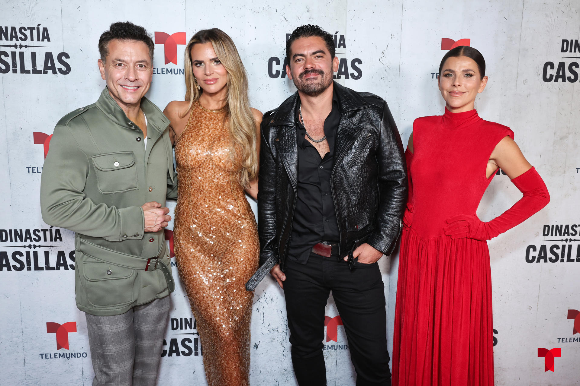 De izquierda a derecha: Raúl Méndez, Isabella Castillo, Iván Arana y María Fernanda Yepes posan durante la premier de 'Dinastia Casillas', en Los Ángeles (EE.UU.). EFE/ Telemundo Media
