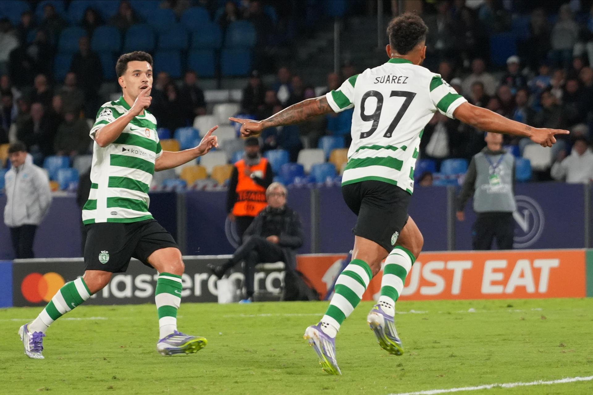 El delantero Luis Suarez celebra el 1-1 durante el partido de la segunda jornada de la UEFA Champions League que han jugado SSC Napoli y Sporting CP en Napoles, Italia. EFE/EPA/CIRO FUSCO
