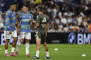El centrocampista uruguayo del Real Madrid Fede Valverde (i) en el estadio Santiago Bernabéu. en foto de archivo de Sergio Pérez. EFE