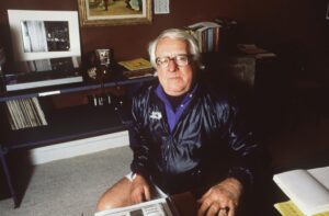 El escritor de ciencia ficción Ray Bradbury, en su casa de París en 1990. EFE/SIPA/HASKELL