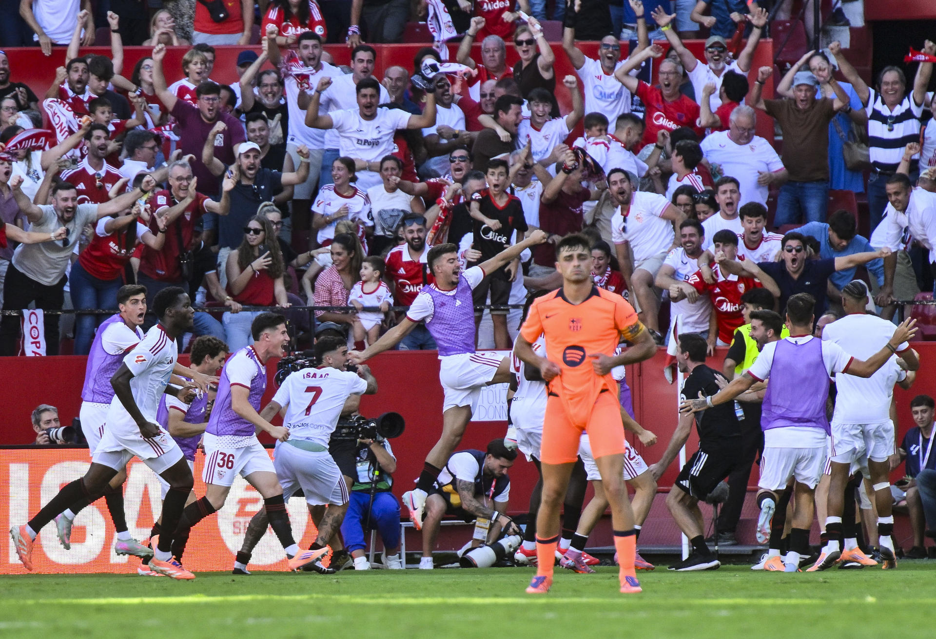 El defensa del Sevilla José Carmona celebra su gol contra el Barcelona, durante el partido de la jornada 8 de Laliga EA Sports, en el estadio Sánchez-Pizjuán en Sevilla.-EFE/ Raúl Caro