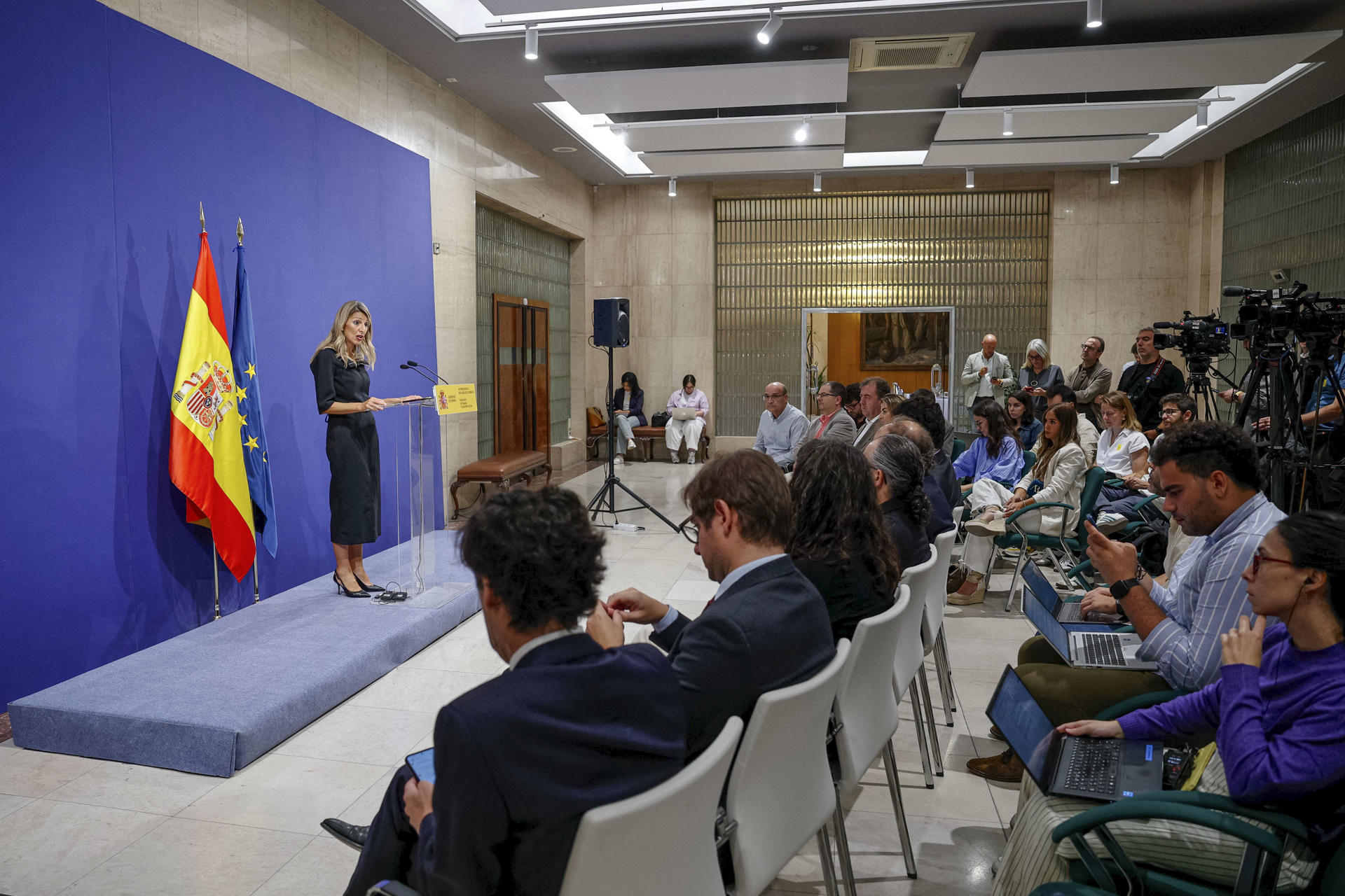 La vicepresidenta segunda y Ministra de Trabajo y Economía Social, Yolanda Díaz, comparece ante la prensa tras reunirse con el comité de expertos del salario mínimo interprofesional (SMI), este miércoles en Madrid. EFE/ Daniel Gonzalez
