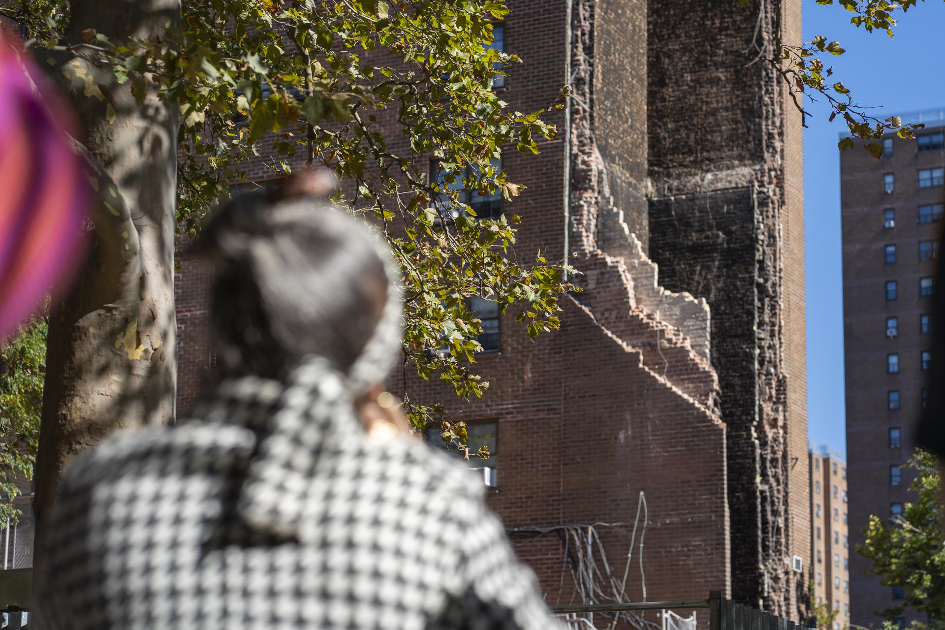 Una persona observa el derrumbe parcial de un edificio este miércoles, en el distrito de El Bronx en Nueva York (Estados Unidos). EFE/ Ángel Colmenares
