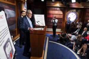 El líder de la minoría del Senado de Estados Unidos, Chuck Schumer, habla el 3 de octubre de 2025. EFE/WILL OLIVER