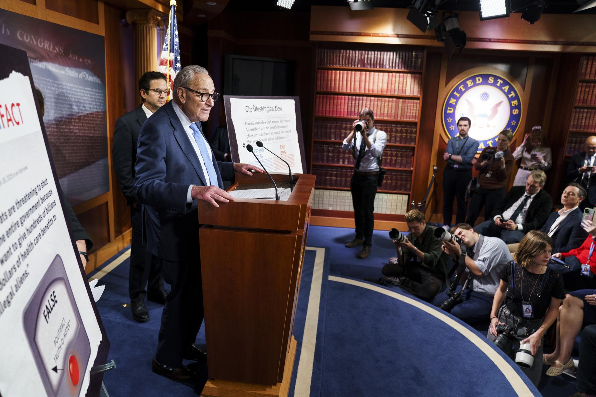El líder de la minoría del Senado de Estados Unidos, Chuck Schumer, habla el 3 de octubre de 2025. EFE/Will Oliver