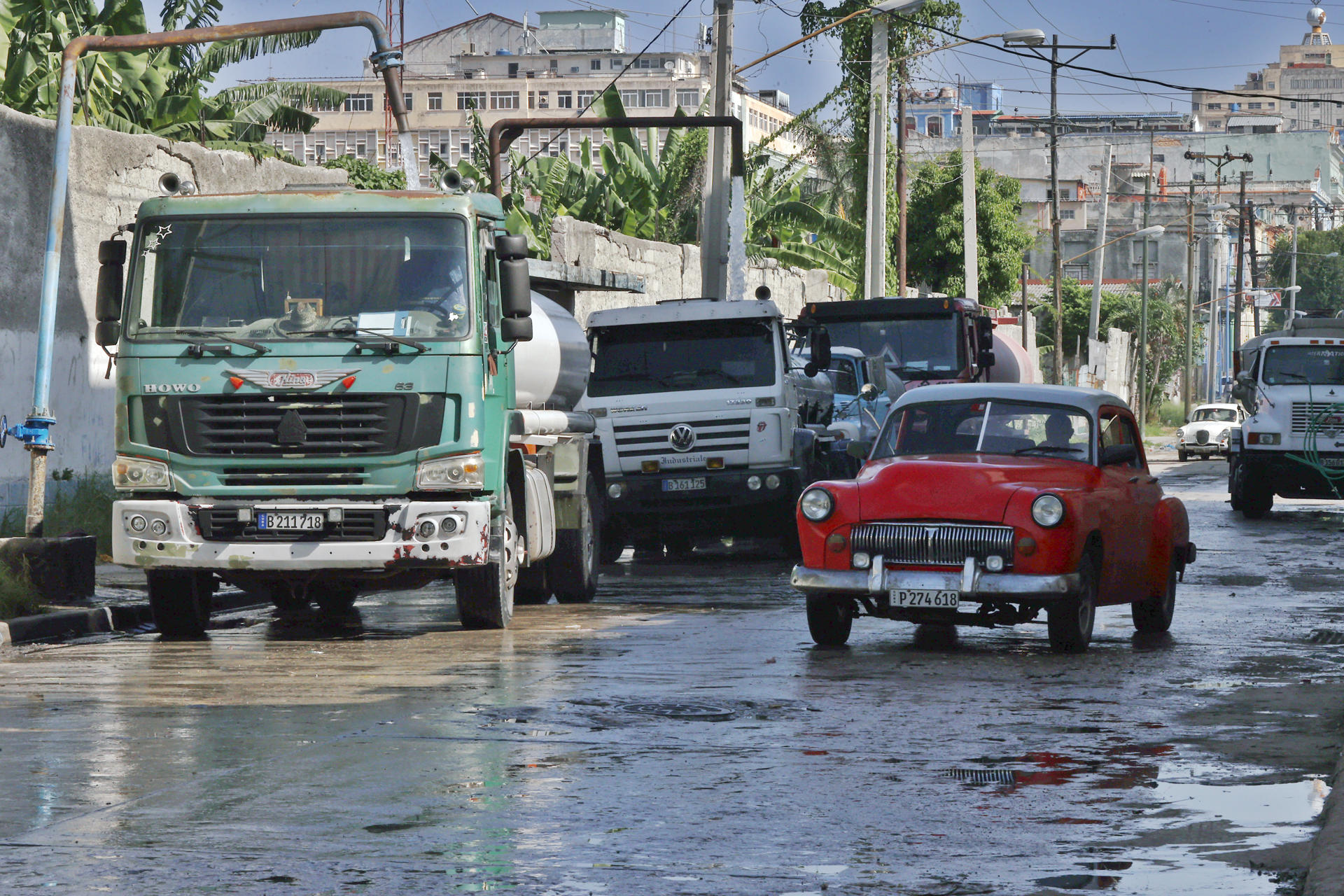 Fotografía de archivo que muestra a vehículos en La Habana (Cuba). EFE/ Ernesto Mastrascusa