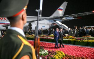 - El presidente ruso Vladimir Putin (C-R) es recibido por el presidente de Tayikistán Emomali Rakhmon (C) a su llegada al aeropuerto internacional de Dushanbe en Dushanbe, Tayikistán, 08 de octubre de 2025. (Rusia, Tayikistán) EFE/EPA/GRIGORY SYSOEV/SPUTNIK/KREMLIN POOL MANDATORY CREDIT