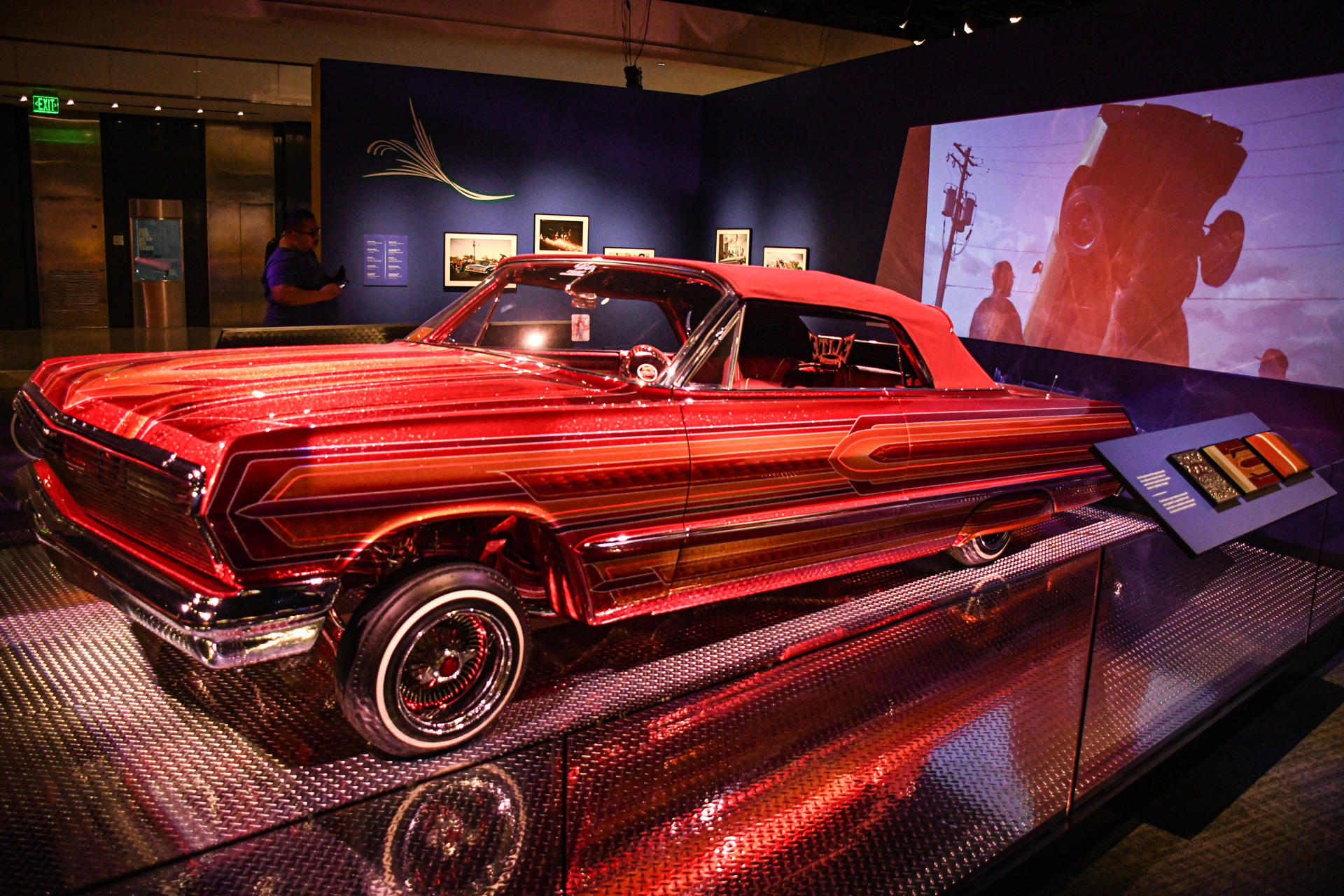 Fotografía que muestra un auto Chevy Impala de 1963 nombrado como 'El Rey', en honor a la canción de Vicente Fernández, en el centro de la exposición 'Corazón y Vida' este jueves, en Washington (Estados Unidos). EFE/David Toro

