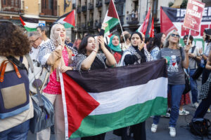 Manifestantes propalestinos se concentran este jueves en Madrid en apoyo a la población de Gaza y contra los ataques de Israel en la zona. EFE/J.P.Gandul