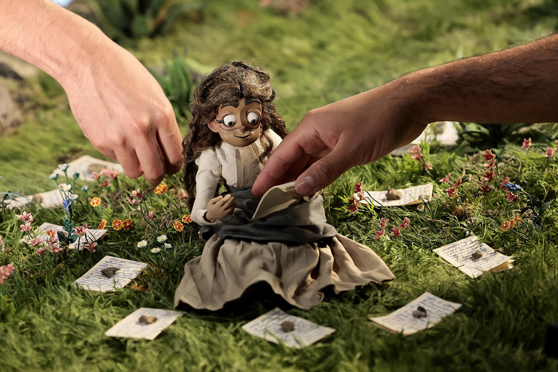 Fotografía que muestra el trabajo de animación fotograma por fotograma de la película 'Soy Frankelda' este lunes, en Ciudad de México (México). EFE/José Méndez