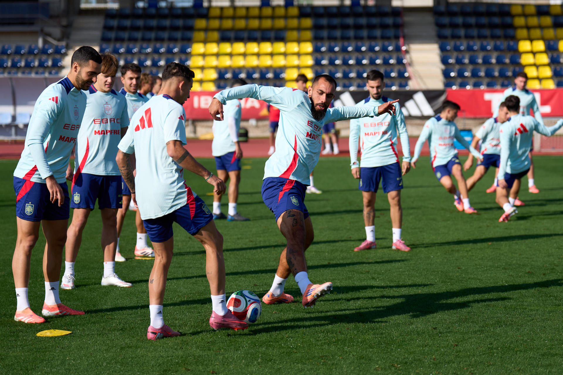 El delantero de la selección española Borja Iglesias (c) participa en un entrenamiento del equipo en la Ciudad del Fútbol de Las Rozas de cara al partido contra Georgia, el tercero de la selección española de clasificación para el Mundial 2026. EFE/ Ángel Martínez/RFEF SOLO USO EDITORIAL/SOLO DISPONIBLE PARA ILUSTRAR LA NOTICIA QUE ACOMPAÑA (CRÉDITO OBLIGATORIO)