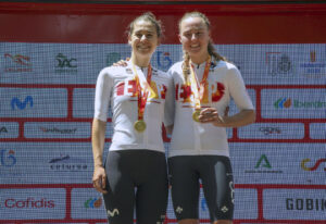 Foto de archivo de Paula Blasi (d) del 29/06/2025, cuando se proclamó quedó campeona de España sub-23 en Granada. En la imagen junto a Sara Martín, campeona de la prueba élite. EFE/ Pepe Torres.