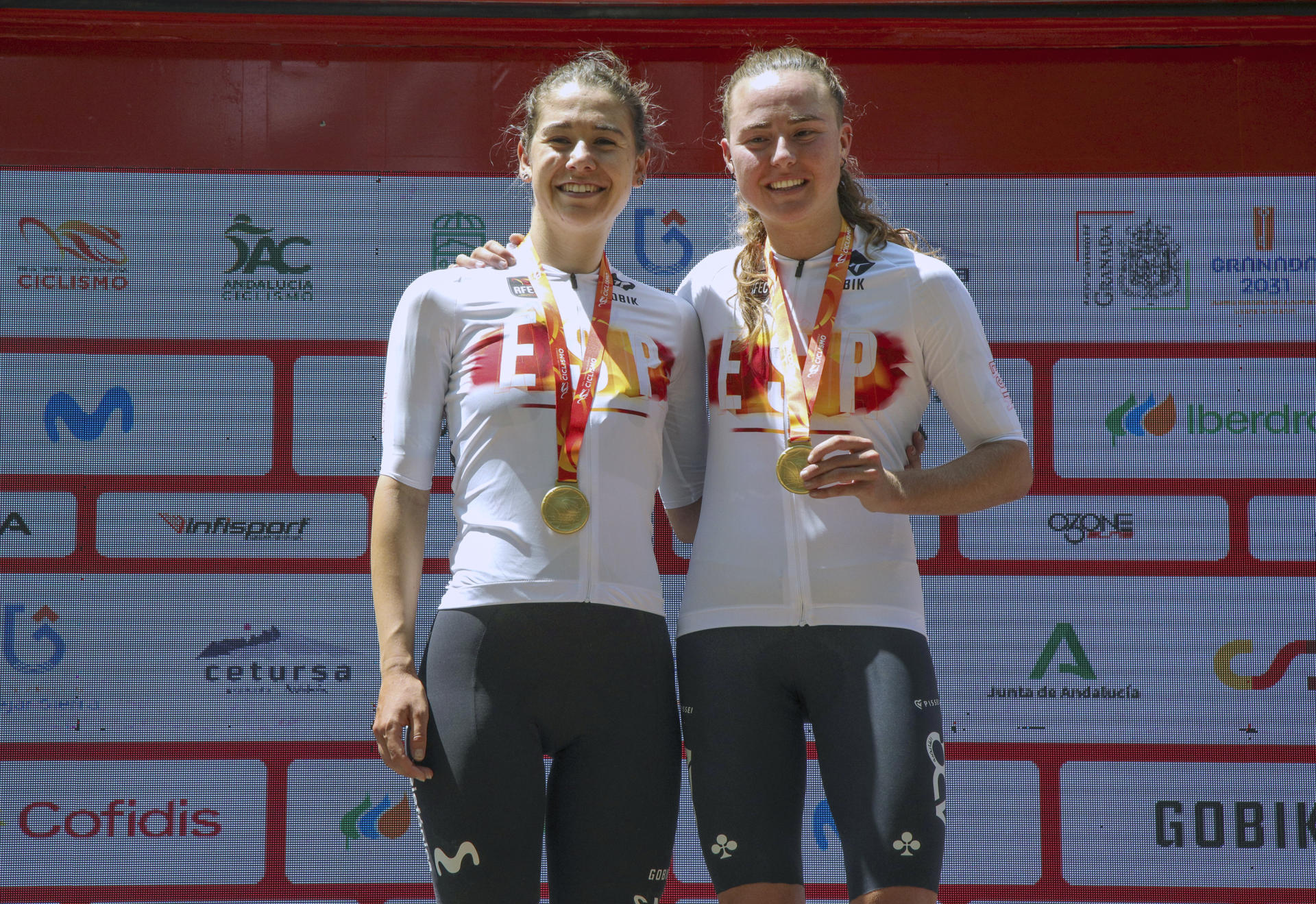 Foto de archivo de Paula Blasi (d) del 29/06/2025, cuando se proclamó quedó campeona de España sub-23 en Granada. En la imagen junto a Sara Martín, campeona de la prueba élite. EFE/ Pepe Torres.