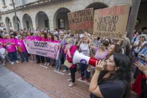 Concentración convocada por las asociaciones de mujeres en protesta por los retrasos en el cribado de cáncer de mama, este jueves a las puertas de la Delegación de Salud de Huelva. EFE/Alberto Díaz