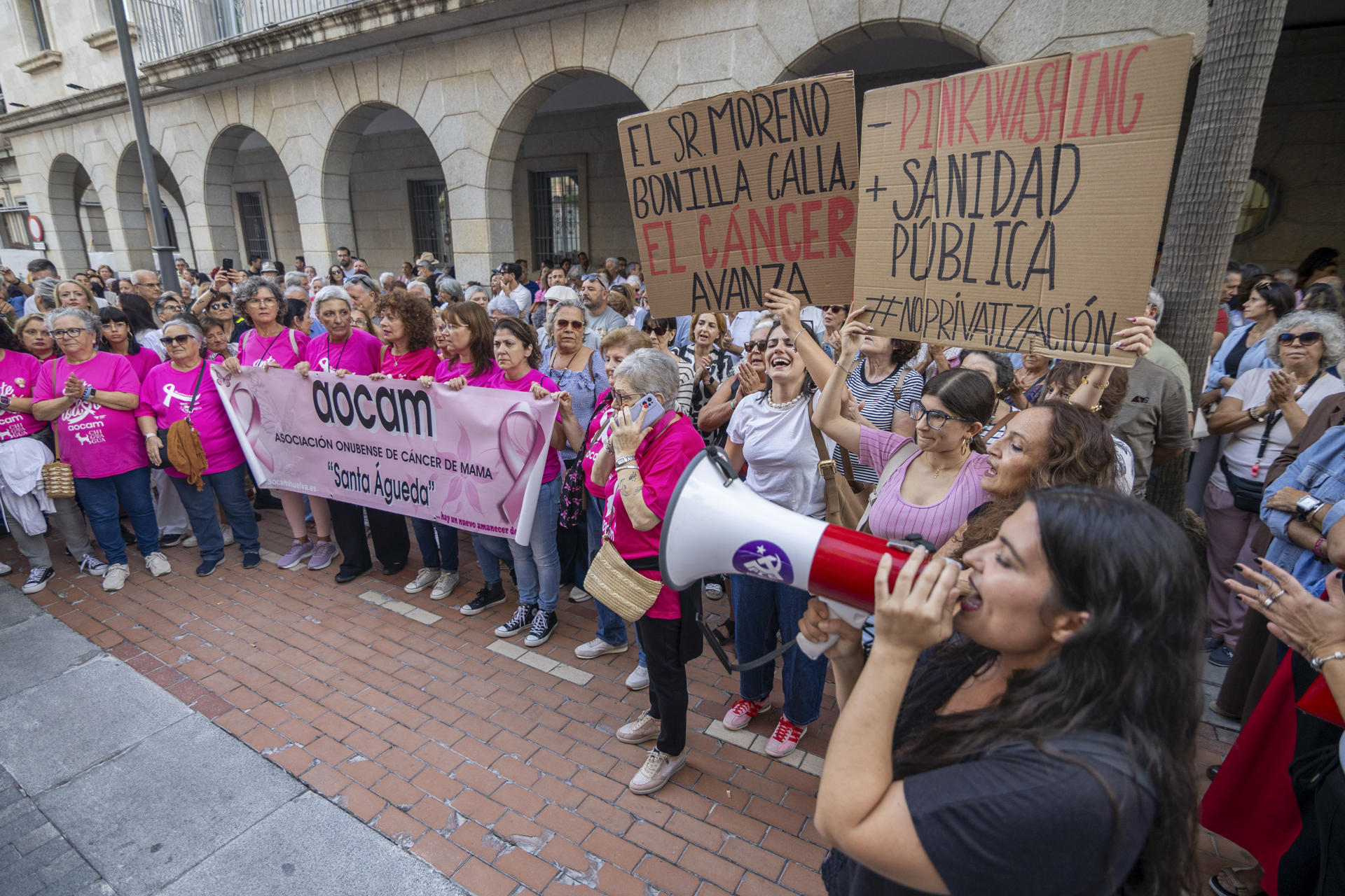 Concentración convocada por las asociaciones de mujeres en protesta por los retrasos en el cribado de cáncer de mama, este jueves a las puertas de la Delegación de Salud de Huelva. EFE/Alberto Díaz