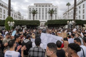 Cientos de manifestantes fueron captados este jueves, 9 de octubre, durante una protesta organizada por el colectivo autodenominado 'GenZ212', en Rabat (Marruecos). EFE/Jalal Morchidi