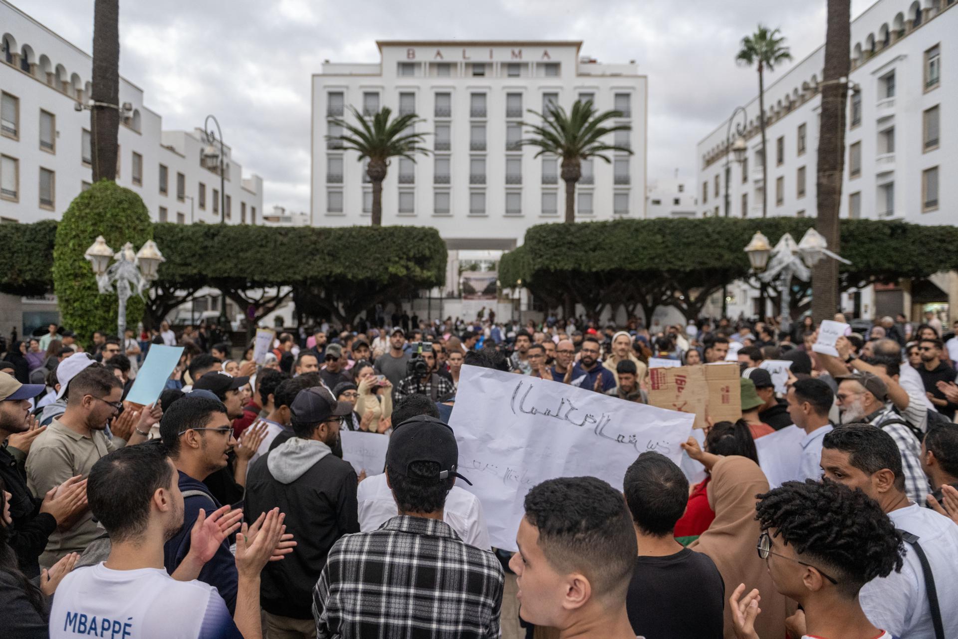 Cientos de manifestantes fueron captados este jueves, 9 de octubre, durante una protesta organizada por el colectivo autodenominado 'GenZ212', en Rabat (Marruecos). EFE/Jalal Morchidi
