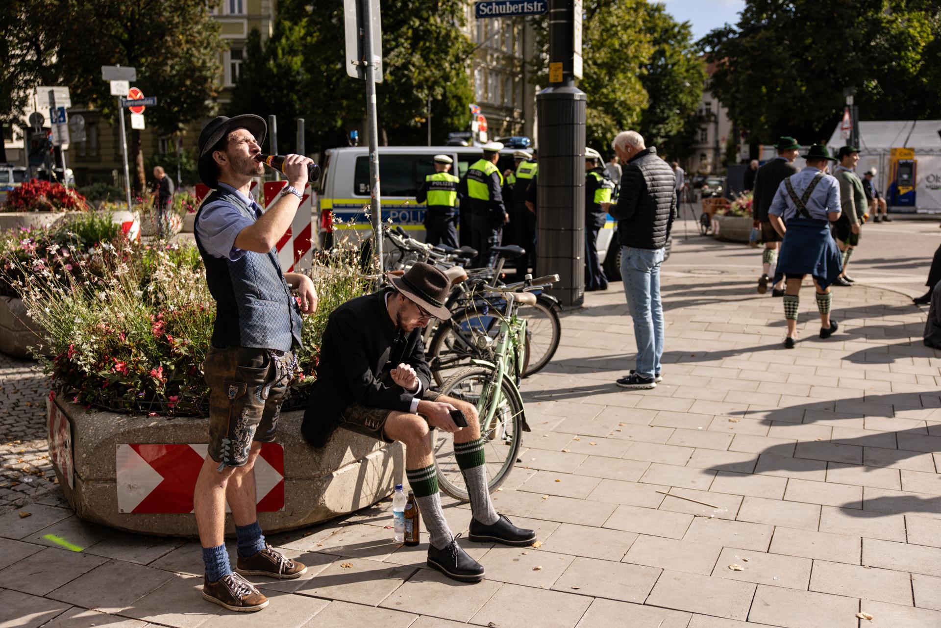 Visitantes fuera de una de las entradas principales mientras esperan la reapertura de los terrenos cerrados de Oktoberfest en Munich, Alemania, 01 de octubre de 2025. Los terrenos de Oktoberfest en Munich permanecerán cerrados hasta al menos las 5 p.m. hora local del 01 de octubre, tras una amenaza de bomba 'no especificada', dijeron las autoridades. La amenaza está vinculada a una operación policial a gran escala en el norte de Munich, donde se encontraron dispositivos explosivos dentro de una casa en llamas, dejando a una persona muerta. (Alemania) EFE/EPA/DIEGO FEDELE
