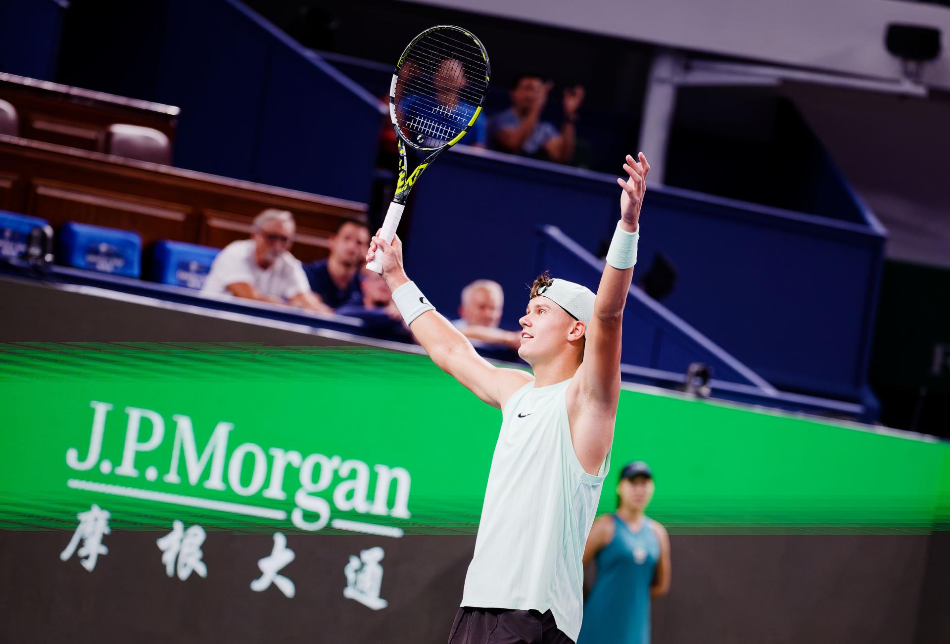 El tenista danés Holger Rune, durante su partido de este jueves en el torneo de Shanghai contra el monegasco Valentin Vacherot. EFE/EPA/ALEX PLAVEVSKI