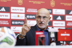 El seleccionador de España, Luis de la Fuente, durante la rueda de prensa en la que ha anunciado la lista de convocados para los partidos ante Georgia y Bulgaria, en la tercera y cuarta jornada de la fase de clasificación al Mundial 2026, este viernes. EFE/ Rodrigo Jiménez