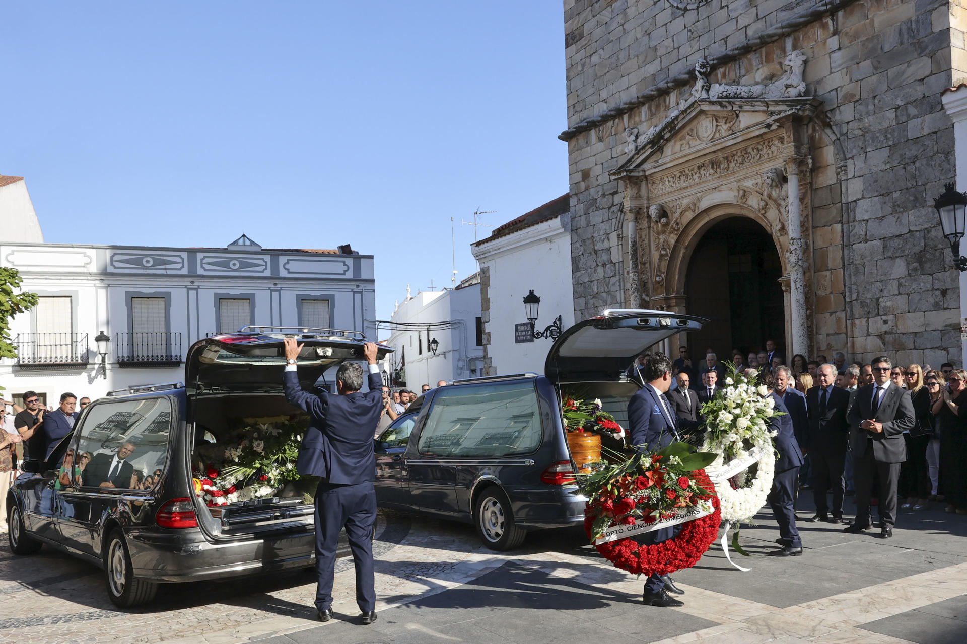 El féretro del expresidente de la Junta de Extremadura Guillermo Fernández Vara a su llegada a la iglesia de Santa María Magdalena de Olivenza (Badajoz) este lunes. Fernández Vara, que fue secretario general del PSOE de Extremadura durante 16 años y presidente de la Junta a lo largo de tres mandatos, falleció este domingo a los 66 años. EFE/Jero Morales
