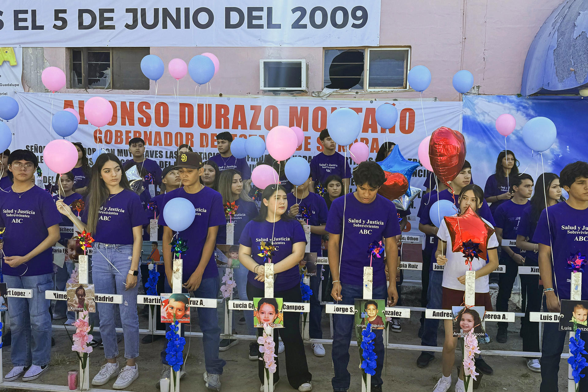Sobrevivientes de la Guardería ABC participan en una misa para recordar a los niños que fallecieron durante un incendio en 2009, en la ciudad de Hermosillo, Sonora (México). Imagen de archivo. EFE/ Daniel Sánchez