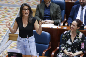 La portavoz de Más Madrid, Manuela Bergerot, interviene durante el pleno de la Asamblea de Madrid, este jueves. EFE/ Chema Moya