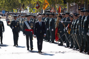 El ministro del Interior, Fernando Grande-Marlaska, pasa revista a las tropas durante el acto central de la festividad de la Patrona de la Guardia Civil, este domingo en Cuenca. EFE/ Álvaro del Olmo
