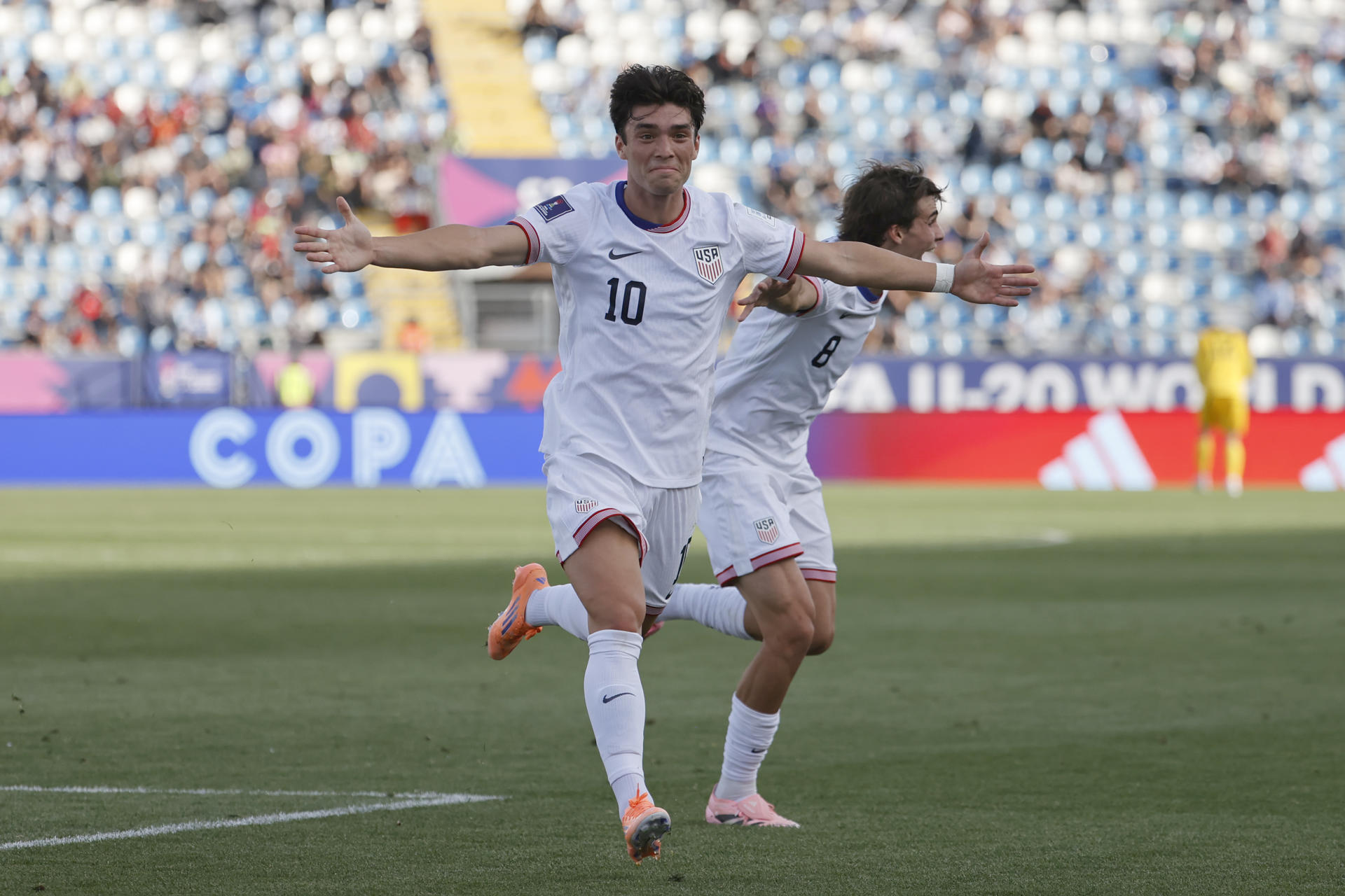 Niko Tsakiris de Estados Unidos celebra un gol en un partido de octavos de final de la Copa Mundial Sub-20. EFE/ Elvis González