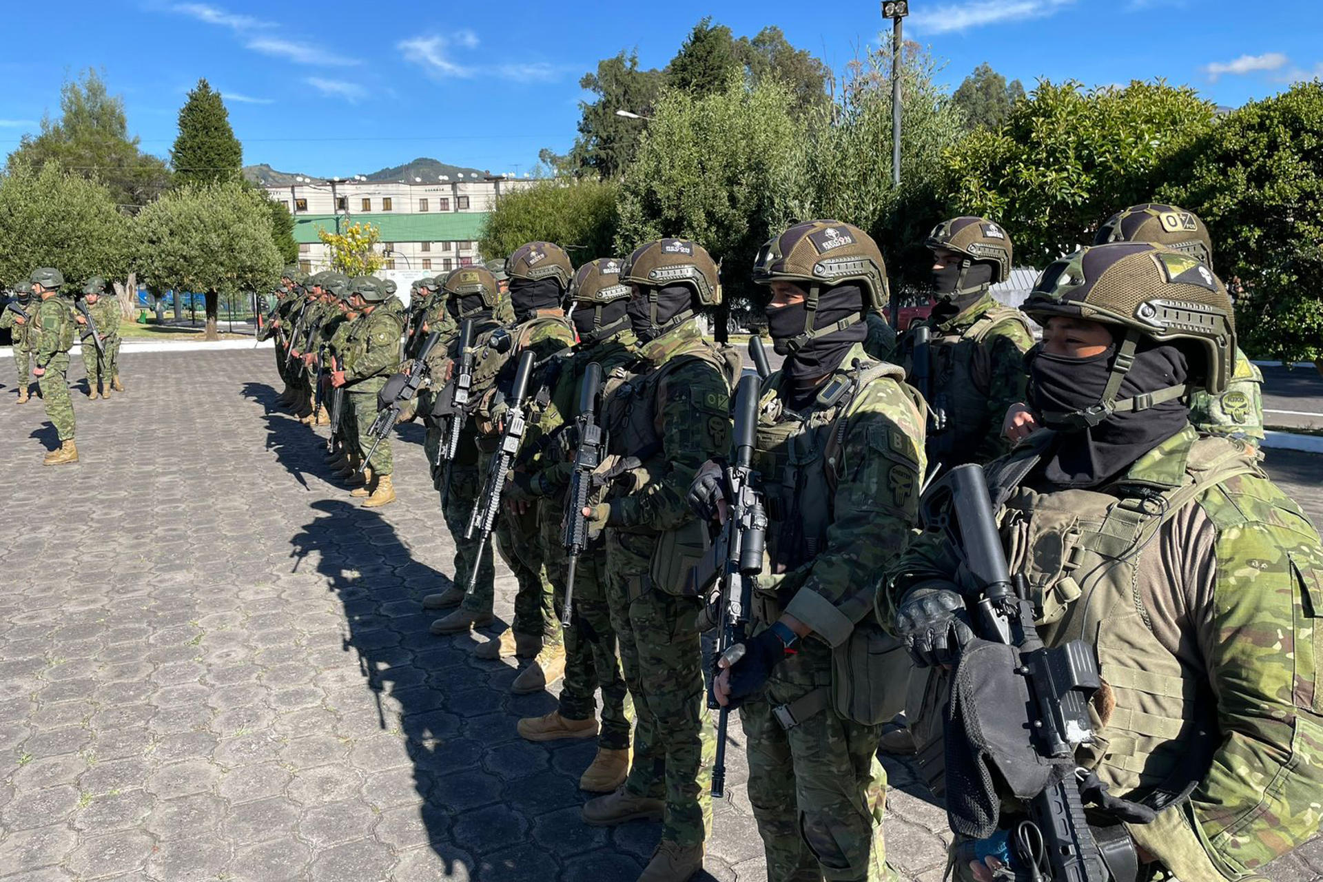 Fotografía cedida por el Ejército del Ecuador donde se observa a militares custodiando una zona este jueves, en Quito (Ecuador). EFE/ Ejercito de Ecuador