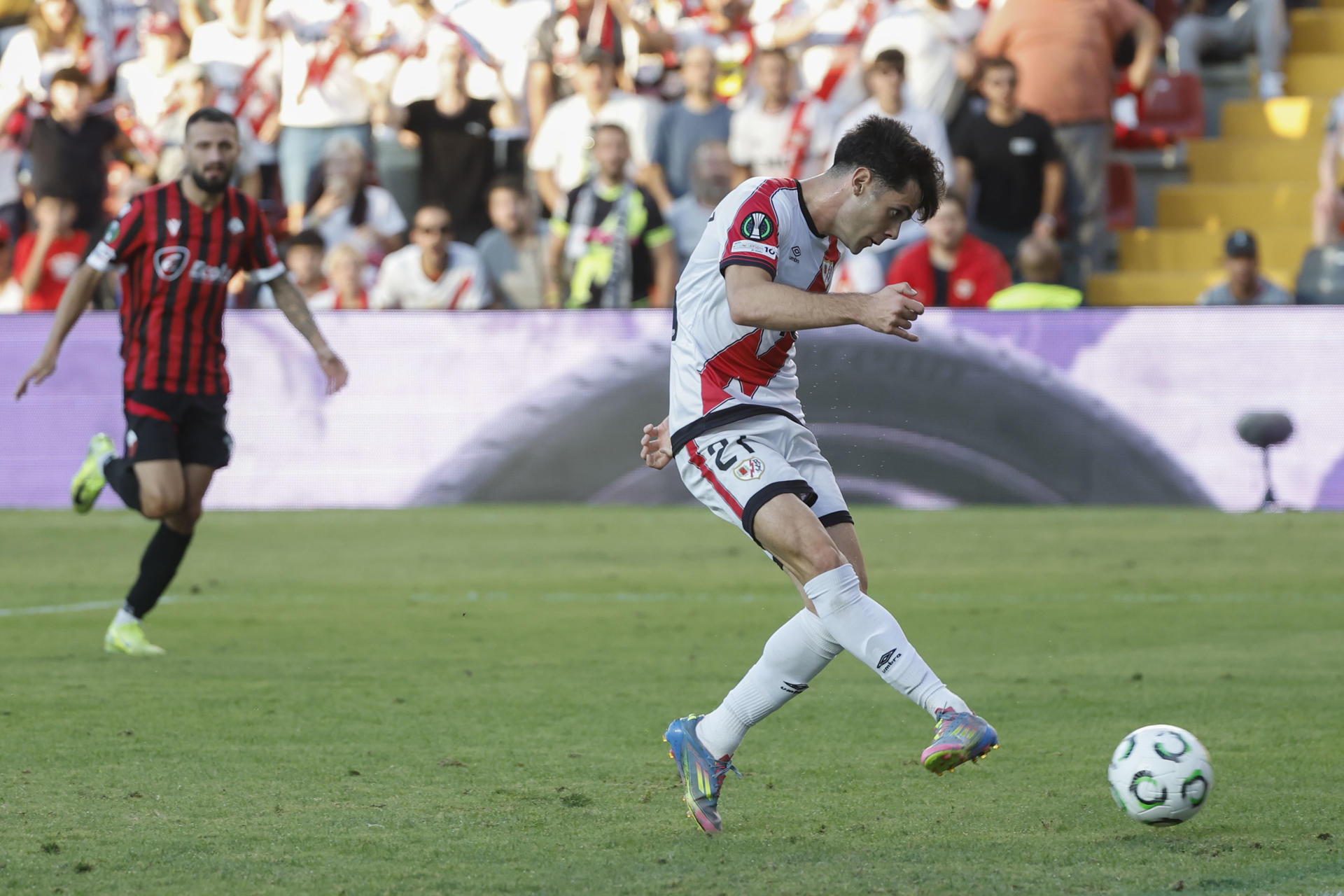 Francisco Pérez, del Rayo Vallecano, anota el 2-0 contra el Shkendija en el partido de Liga Conferencia disputado este jueves entre ambos equipos en Madrid. EFE/Juanjo Martin
